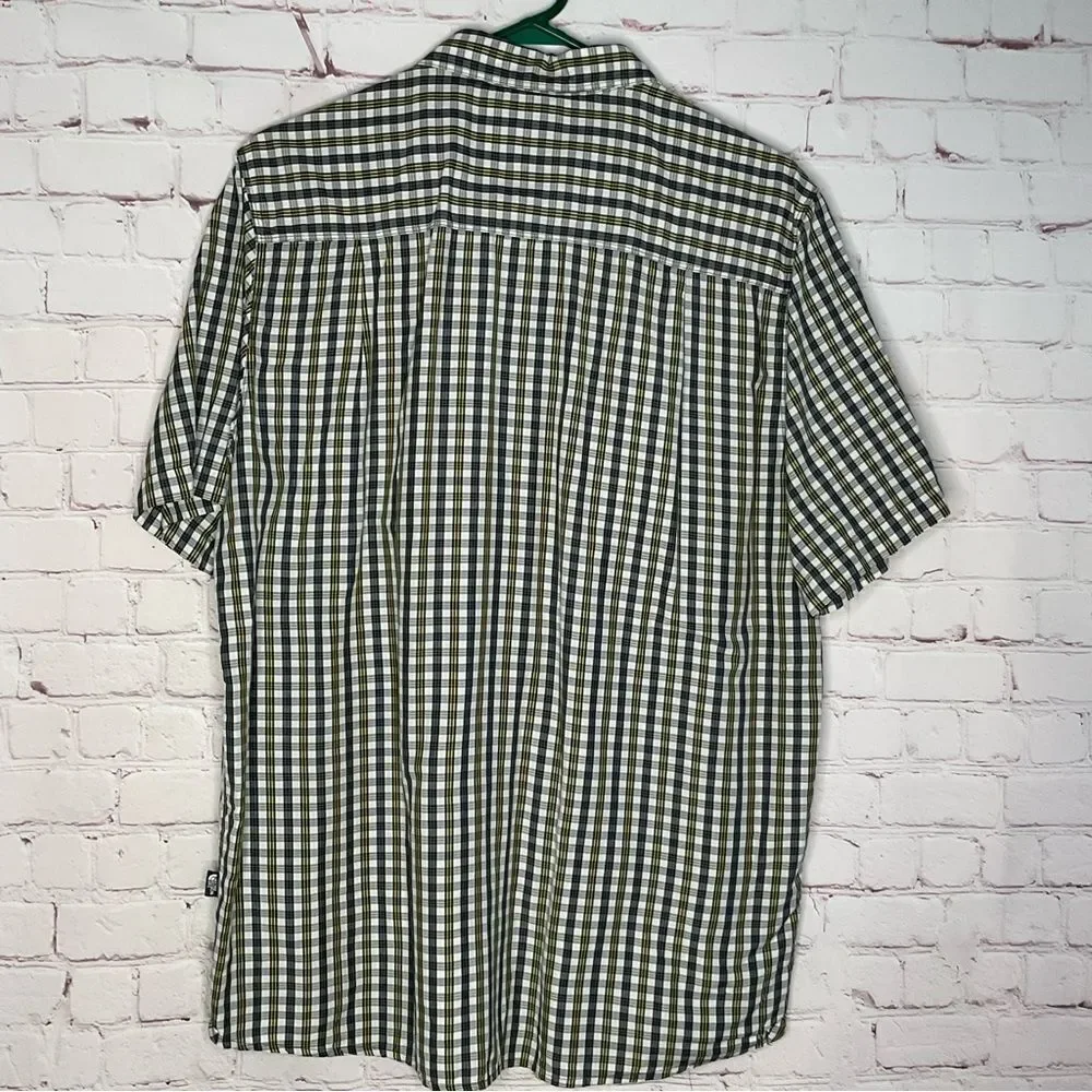 The North‎ Face Men's Short Sleeve Casual Button Up Plaid Green Shirt - Size L